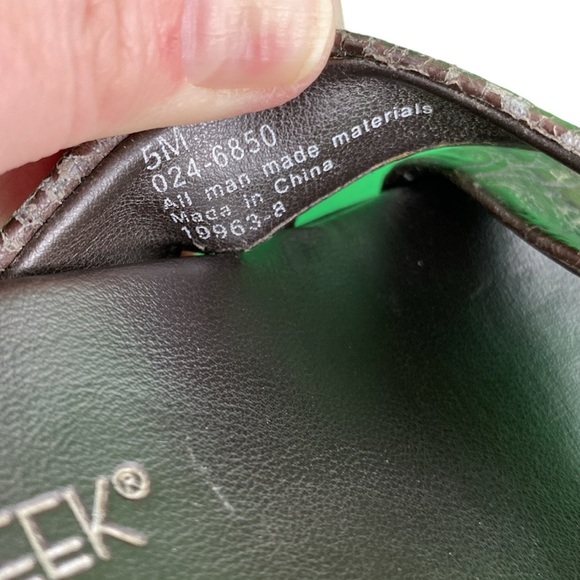 Cabin Creek Black Chunky Thong Sandal - Picture 11 of 16